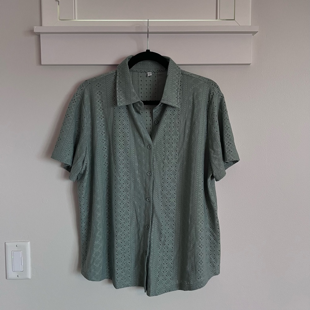 Siliteelon Eyelet Button Up Collared Green T-Shirt SZ L NWOT